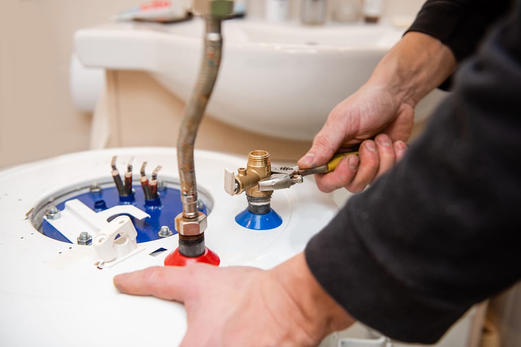 When to DIY and When to Call a Professional Plumber